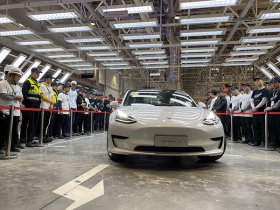 特斯拉上海工廠首批15輛國產(chǎn)Model 3交付員工車主